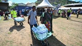 Distribution de bouteilles d'eau aux habitants à Dzaoudzi, sur l'île de Mayotte, le 8 décembre 2023