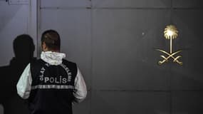 Un policier turc près du consulat général d'Arabie saoudite à Istanbul. 