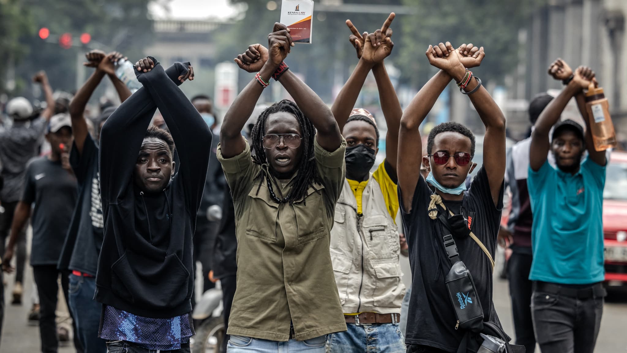 Des manifestants se présentent les poings liés devant des policiers lors de protestations anti-taxes, à Nairobi, au Kenya, le 18 juin 2024