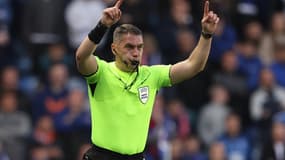 L'arbitre Istvan Kovacs lors d'un match entre les Rangers et l'Athletic Bilbao, le 10 avril 2025 à Glasgow
