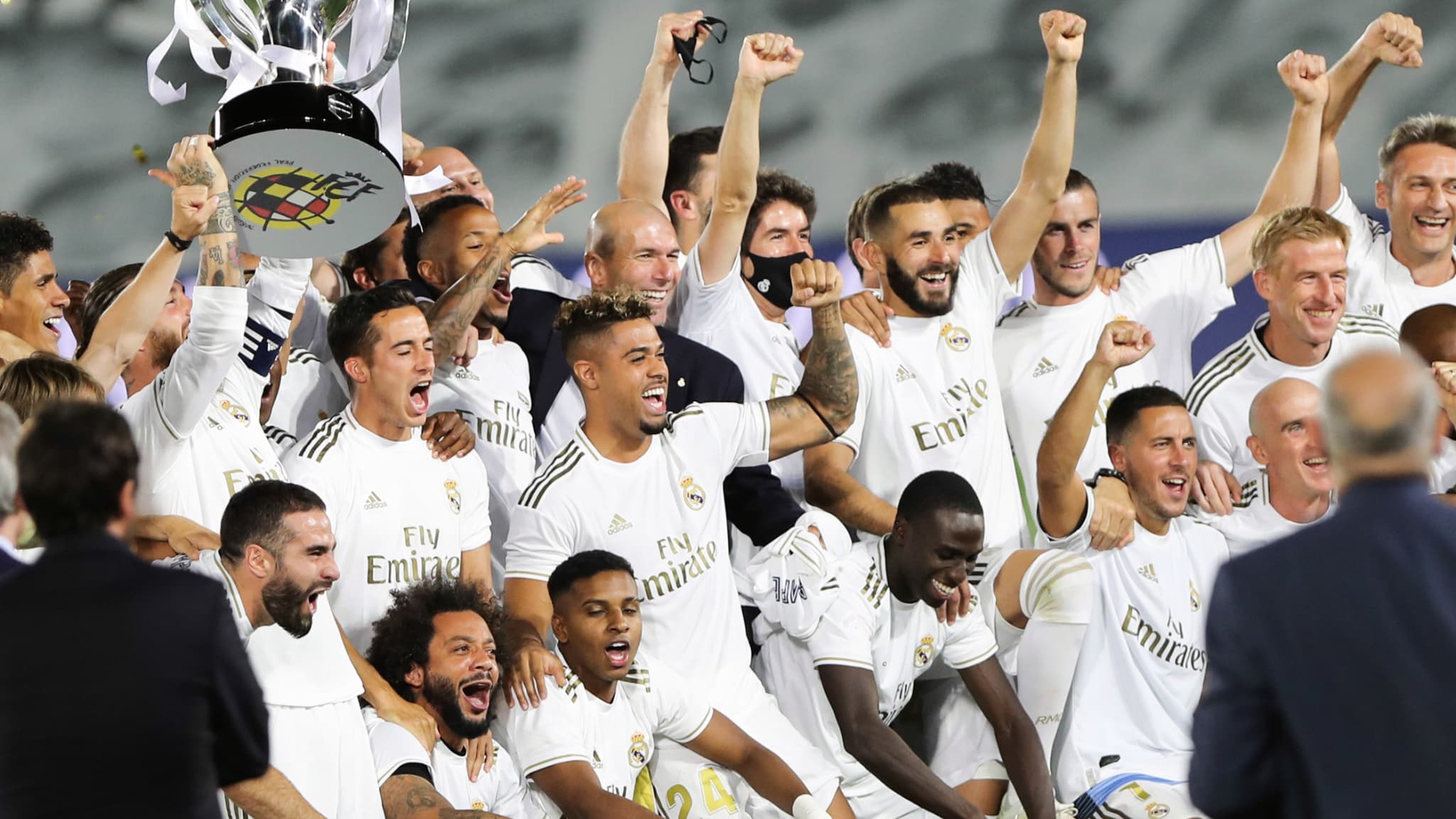 Zinédine Zidane et les joueurs du Real Madrid célébrant le titre de champion d'Espagne, le 17 juillet 2020