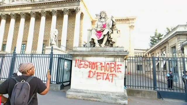 La statue de Colbert devant l'Assemblée taguée ce mardi soir.