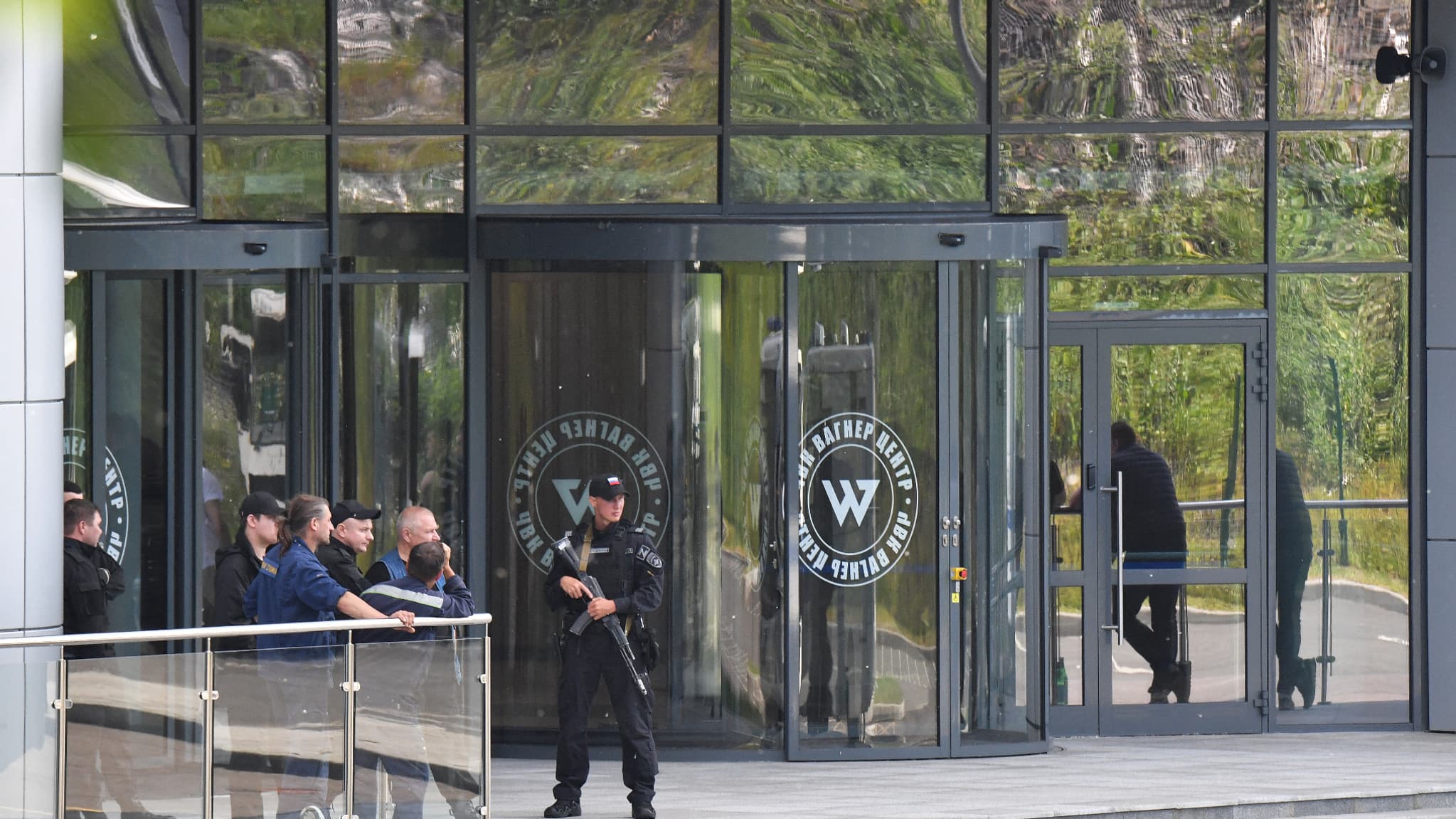 Des soldats russes devant le siège du groupe Wagner à Saint-Pétersbourg en Russie, le 24 juin 2023