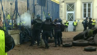 Une trentaine d'individus avait tenté de pénétrer dans la préfecture du Puy-en-Velay.