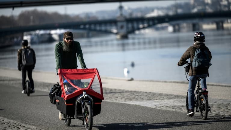LES VÉLOS CARGO ONT LE VENT EN POUPE: "POUR LES ENFANTS, C'EST PLUS LUDIQUE QUE LA VOITURE"