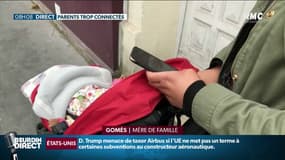 Le téléphone dans une main, la poussette dans l'autre