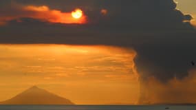 Le volcan indonésien Anak Krakatoa est entré en éruption dimanche 24 avril 2022.