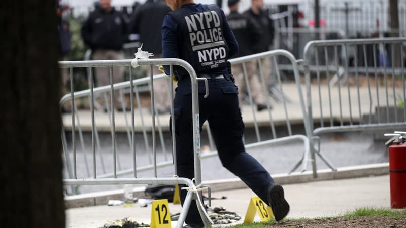 Une policière à New York à l'endroit où un homme a voulu s'immoler avant le procès de Donald Trump. 