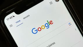 Un iPhone affichant le moteur de recherche de Google. 