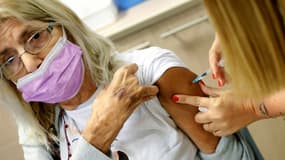 Une femme dont le système immunitaire est évalué comme faible reçoit une troisième dose de vaccin contre le Covid-19 à Sheba Medical Center près de Tel Aviv, Israel, le 12 juillet 2021