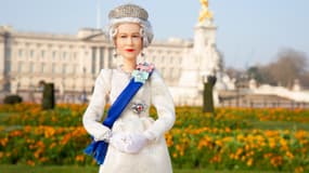 Barbie à l'effigie de la reine Elizabeth, photographiée devant Buckingham Palace
