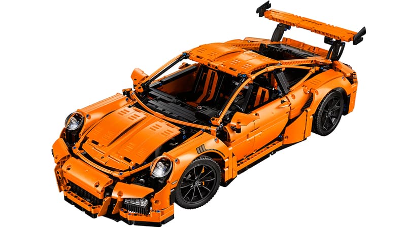 Le réalisme des pièces et du plan de montage compense largement l'aspect "gruyère" de la 911 Lego.