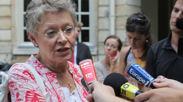 Françoise Barré-Sinoussi, prix Nobel de médecine en 2008, répond aux questions des journalistes, le 19 août 2010 à la sortie d'une réunion à Matignon.