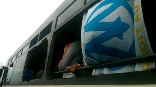 Le bus caillaissé lors de l'altercation entre supporteurs lyonnais et marseillais, samedi.