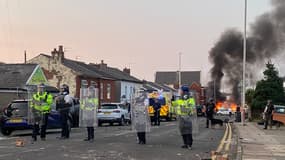 La police anti-émeute monte la garde après des troubles près de la mosquée de la Southport Islamic Society à Southport, dans le nord-ouest de l'Angleterre, le 30 juillet 2024.