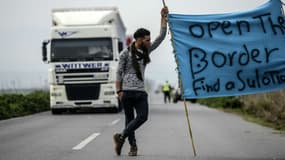 Des migrants protestent près de Polykastro, et demandent l'ouverture de la frontière entre la Grèce et la Macédoine, le 2 avril 2016. 