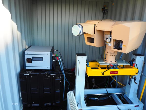 L’effecteur laser HELMA-P répond à la menace que représentent les drones et plus particulièrement les
mini-drones. L’effecteur laser HELMA-P répond à la menace que représentent les drones et plus particulièrement les
mini-drones.