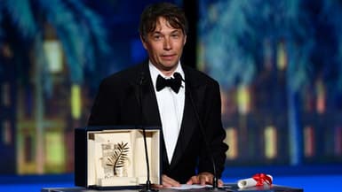 Le réalisateur américain Sean Baker recevant la Palme d'or pour "Anora" le 25 mai 2024