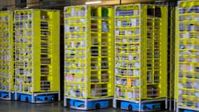 Des robots mobiles autonomes transportent des plateaux remplis de produits au centre de distribution d'Amazon à Augny, près de Metz, le 29 août 2024 en Moselle