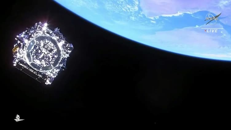 Image fournie par la Nasa, le 25 décembre 2021, du télescope spatial James Webb se séparant de la fusée Ariane 5 après le décollage du Centre spatial de Kourou, en Guyane