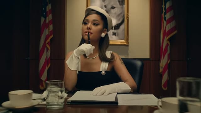 Ariana Grande dans le clip "positions"