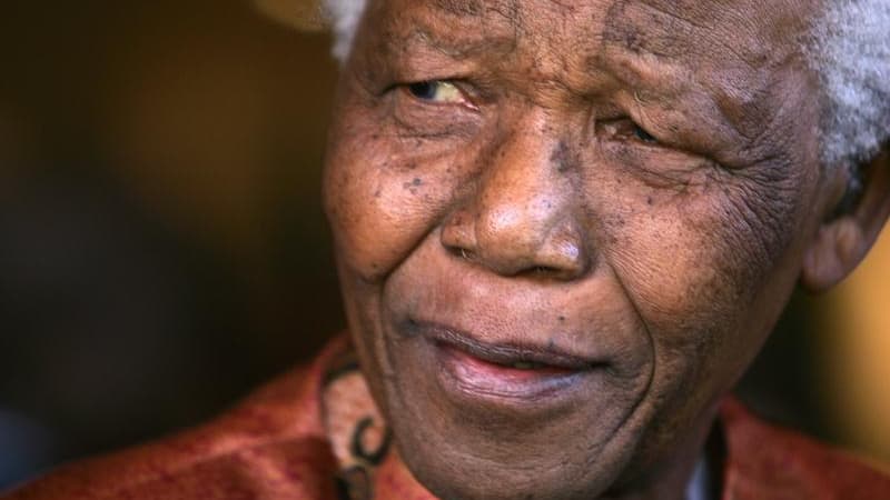 L'ancien président sud-africain Nelson Mandela a été hospitalisé samedi matin en raison d'une nouvelle infection pulmonaire et se trouve dans un état "grave mais stable". /Photo d'archives/REUTERS/Mike Hutchings