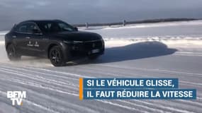 Réduire sa vitesse, l'un des principaux conseils pour conduire sans danger sur une route enneigée ou verglacée.