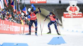 Julia Simon et Justine Braisaz-Bouchet lors de la poursuite des Mondiaux à Nove Mesto, le 11 février 2024.