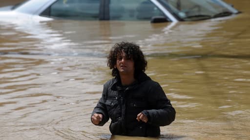 Un homme tente de traverser une rue inondée à Obrenovac, à l'ouest de Belgrade en Serbie.