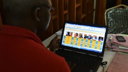 Un technicien vérifie sur son ordinateur les résultats de l'élection présidentielle ivoirienne, le 26 octobre 2015 à Gagnoa