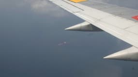 Un avion de l'armée de l'air indonésienne, impliquée dans les recherches, survole le détroit de Malacca, le 11 mars 2014.