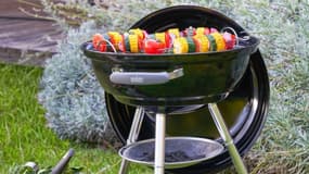 Plus de 4 800 internautes le note 4,7 sur 5 : ce barbecue Weber est la star de l'été
