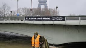 Le zouave du Pont de l'Alma à Paris a été équipé d'un gilet de sauvetage le 4 février 2018 pour sensibiliser aux effets du dérèglement climatique