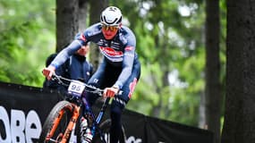 Mathieu Van der Poel en reconnaissance sur l'étape de Nove Mesto en Coupe du monde de VTT, le 23 mai 2025