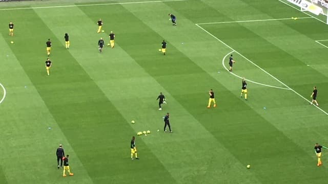 Les joueurs de Nantes avec un t-shirt en hommage à Henri Michel Les joueurs de Nantes avec un t-shirt en hommage à Henri Michel