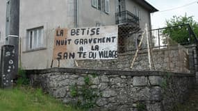 Panneau installé sur une des maisons qui jouxte l'exploitation mise en cause par la justice.