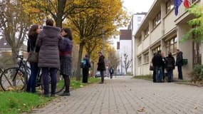 Les parents d'élèves devant une école maternelle de la Meinau, à Strasbourg.