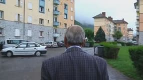 Ferhat Bouhabila, le père du présumé jihadiste, au pied de son immeuble à Albertville en Savoie.