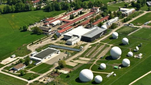 Vue aérienne d'un centre d'écoutes du renseignement extérieur allemand (BND) à Bad Aibling, en Bavière, le 8 mai 2015