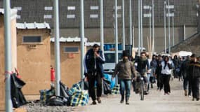 Des personnes marchent dans le camp de Grande-Synthe (photo d'illustration).