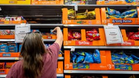 Un client achète des bonbons d'Halloween dans un supermarché Walmart le 16 octobre 2024 à Austin, au Texas.
