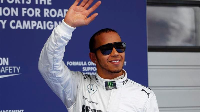 Le Britannique Lewis Hamilton a signé samedi le meilleur temps des essais qualificatifs du Grand-Prix de Chine de Formule Un. /Photo prise le 13 avril 2013/REUTERS/Carlos Barria