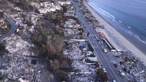 Vue aérienne de maisons situées le long de la plage qui ont brûlé lors de l'incendie de Palisades le 15 janvier 2025 à Malibu, dans la région de Los Angeles, en Californie. 
