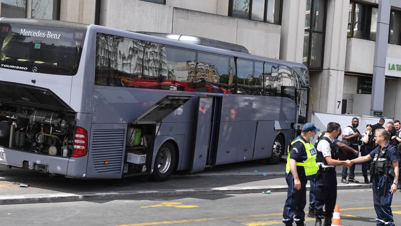 Un autocar s'est encastré dans un bâtiment, Porte de Clichy (Paris), le 26 juin 2022