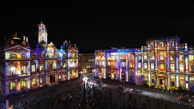 L'Hôtel de Ville de Lyon et le musée des Beaux-Arts illuminés à l'occasion du lancement de la Fête des lumières de Lyon, le 5 décembre 2024.
