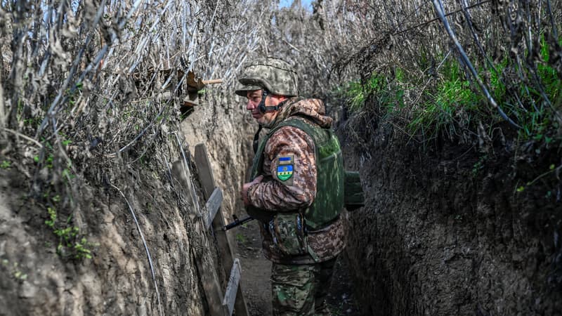Un soldat ukrainien a la frontiere de la region de Kherson le 31 octobre 2022 1519110