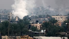 De la fumée s'élève au-dessus de la ville Khan Younès, située dans le sud de la bande de Gaza, le 5 décembre 2023.