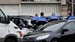 Des policiers enquêtent au logement de l'assaillant d'Orly, à Garges-les-Gonesse.