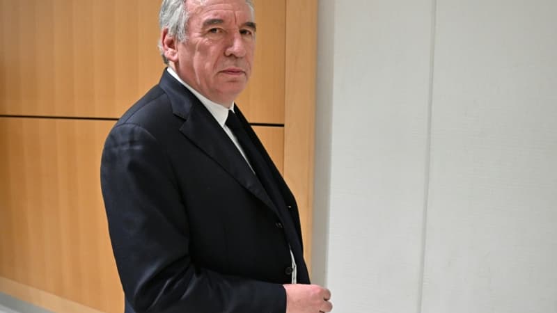 "Bétharram, on n'oublie pas": le local de campagne de François Bayrou dégradé avant le premier tour à Pau, deux plaintes déposées
