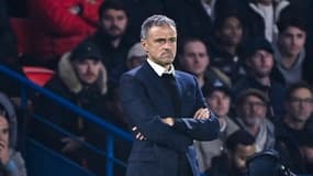Luis Enrique avec le regard noir et les bras croisés pendant PSG-Atlético en Ligue des champions, le 6 novembre 2024